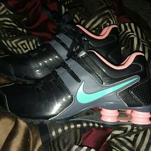 Womens 7.5 Nike Shox